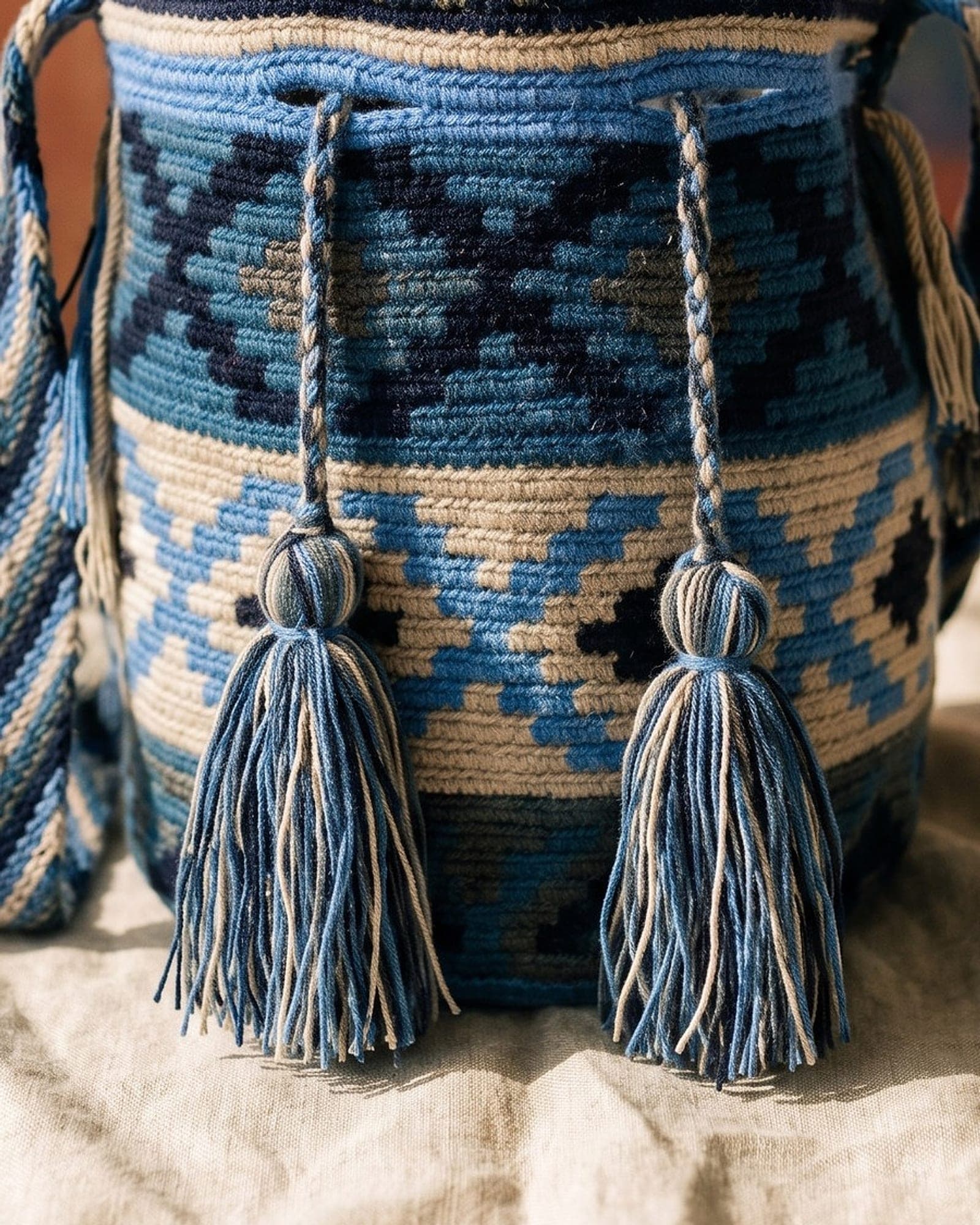 Detailaufnahme der Mochila: Gewebe, Muster und geflochtene Quasten aus der Nähe.