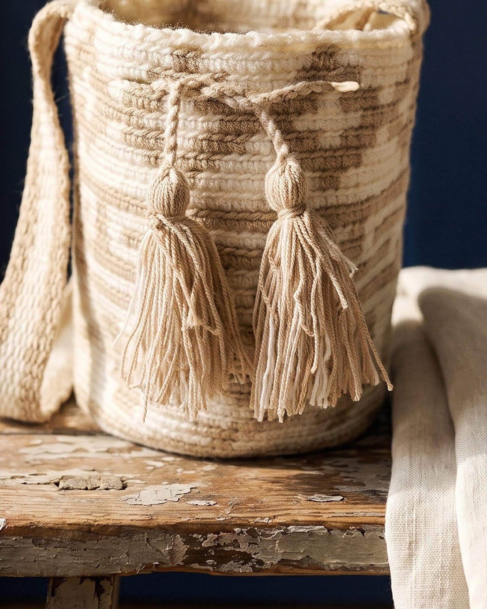 Detailaufnahme der Mochila: Gewebe, Muster und geflochtene Quasten aus der Nähe.
