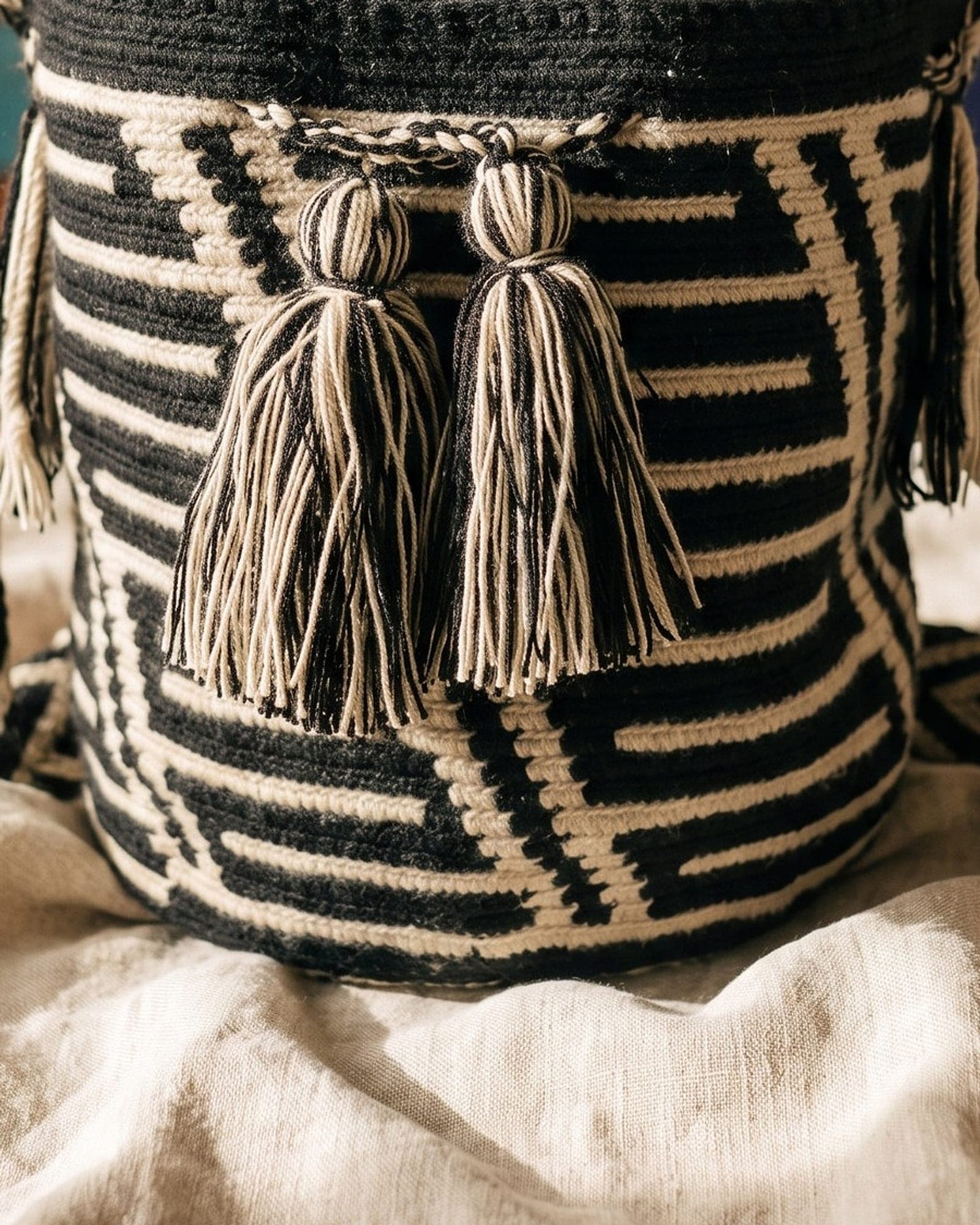 Detailaufnahme der Mochila: Gewebe, Muster und geflochtene Quasten aus der Nähe.
