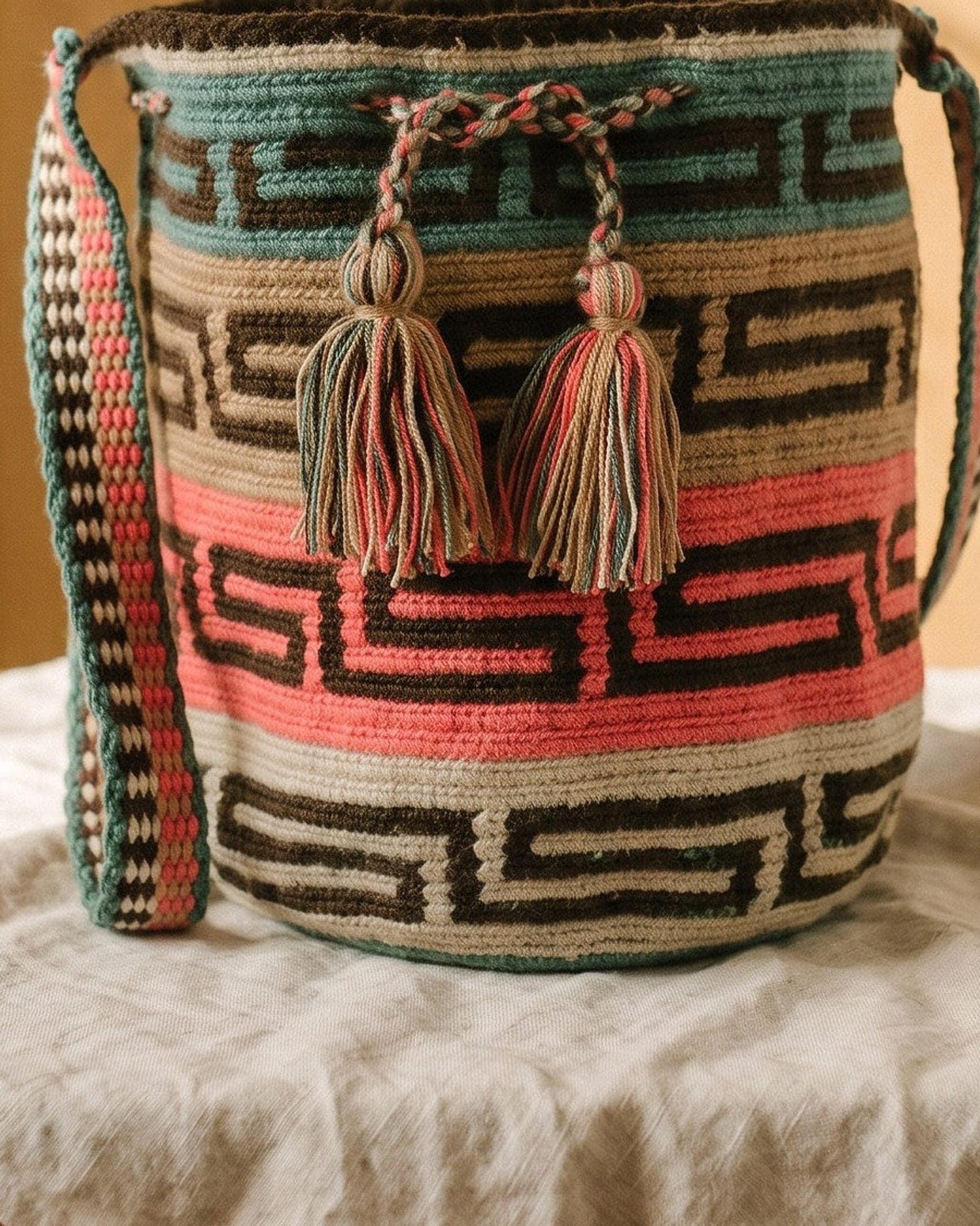 Detailaufnahme der Mochila: Gewebe, Muster und geflochtene Quasten aus der Nähe.