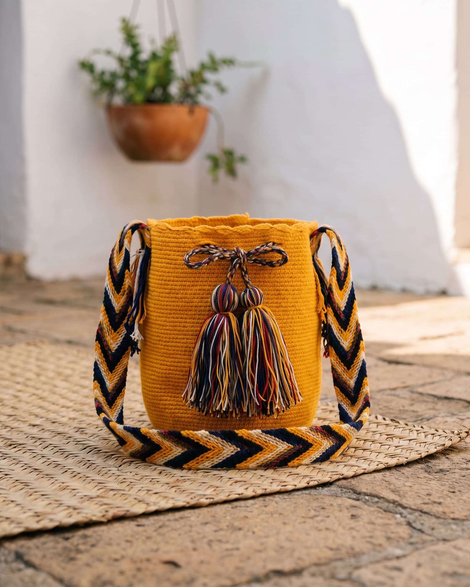 Handgewebte einfarbige Wayuu-Mochila in Safrangelb auf warmem Leinen