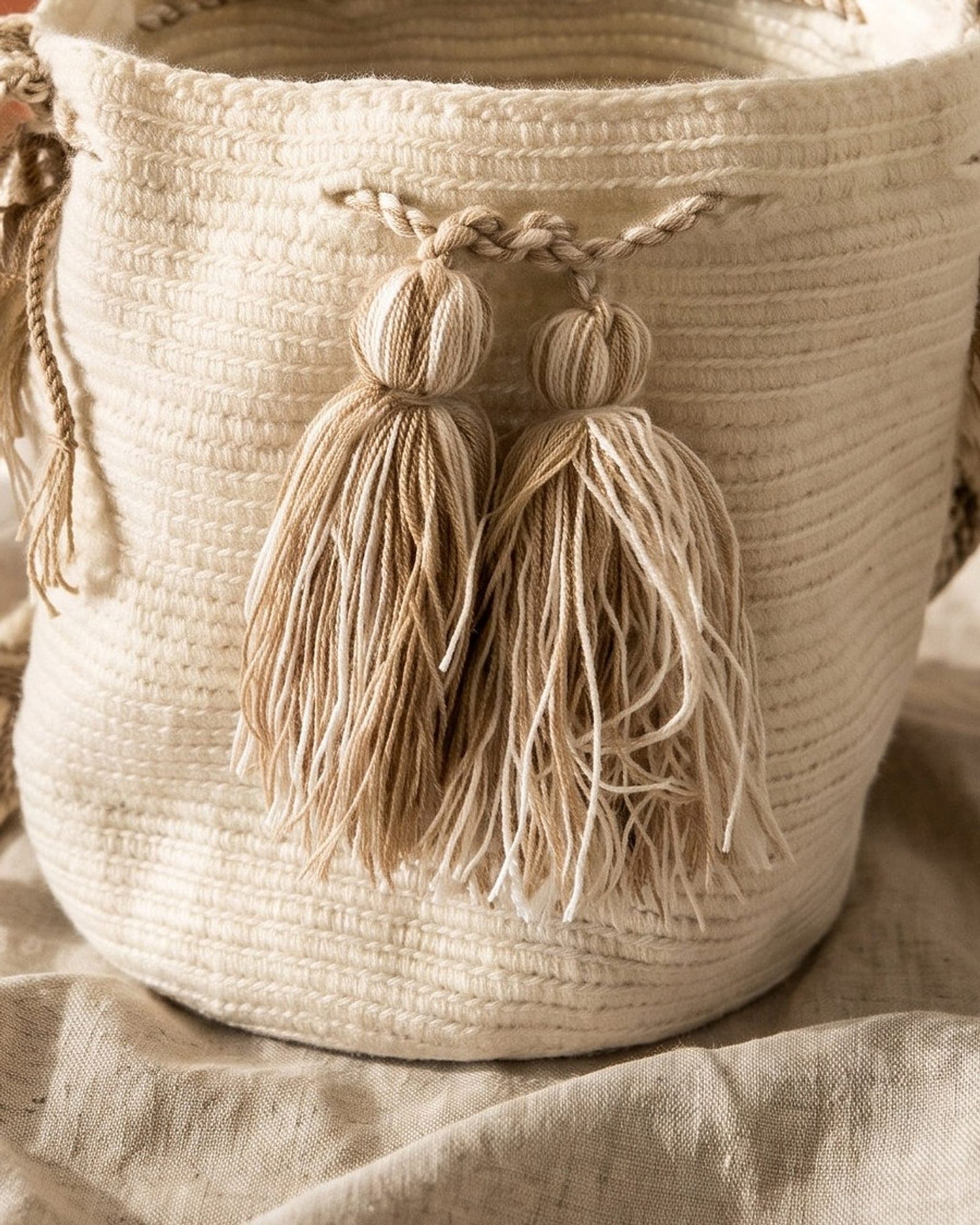 Detailaufnahme der Mochila: Gewebe, Muster und geflochtene Quasten aus der Nähe.