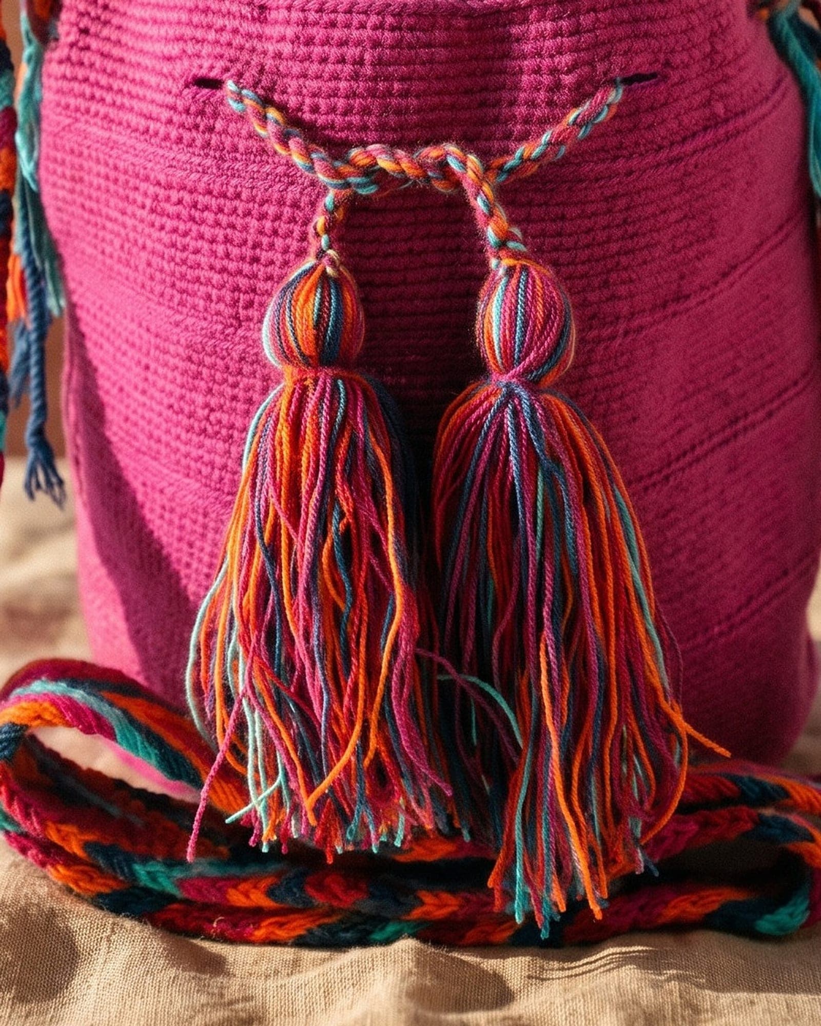 Detailaufnahme der Mochila: Gewebe, Muster und geflochtene Quasten aus der Nähe.