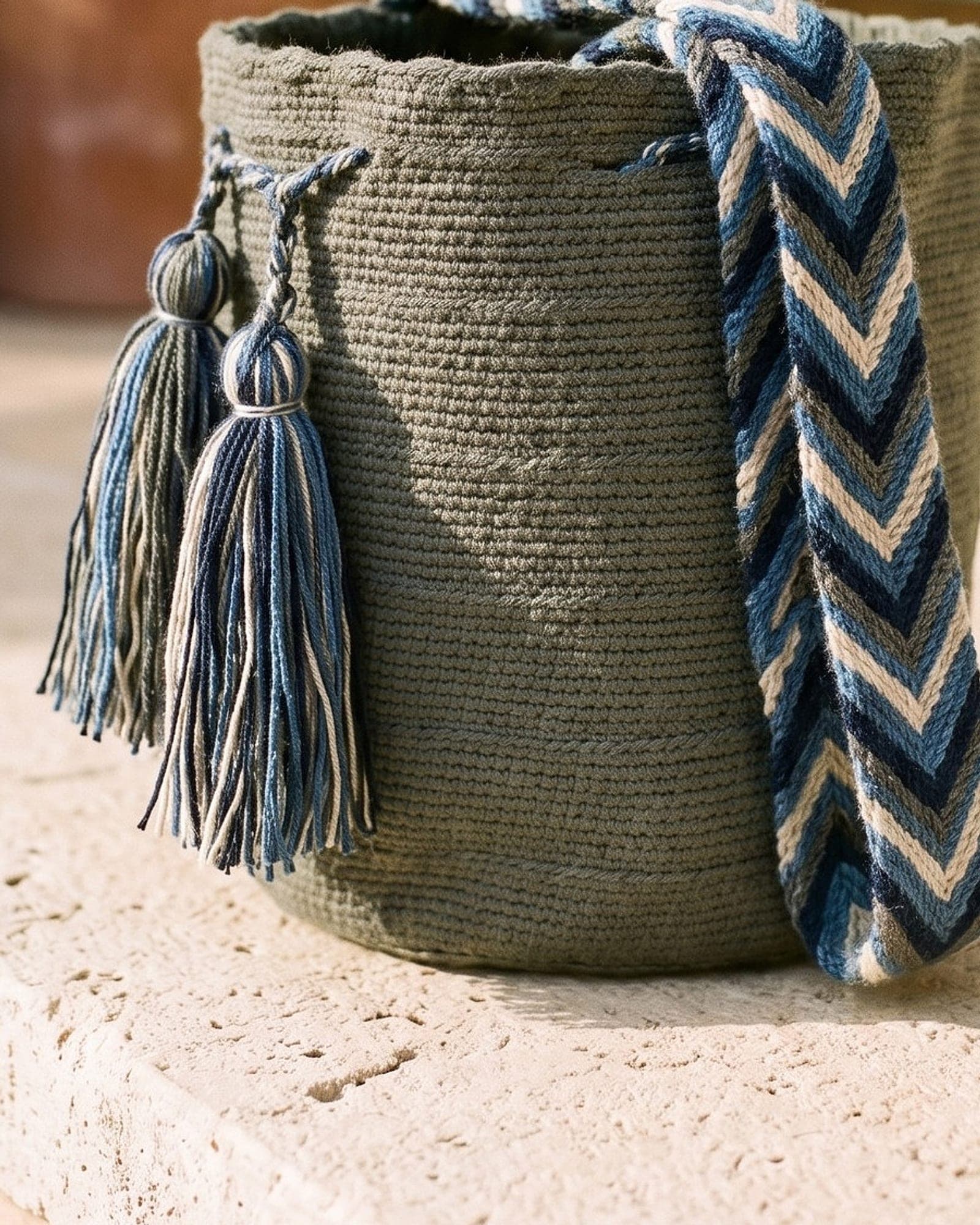 Detailaufnahme der Mochila: Gewebe, Muster und geflochtene Quasten aus der Nähe.