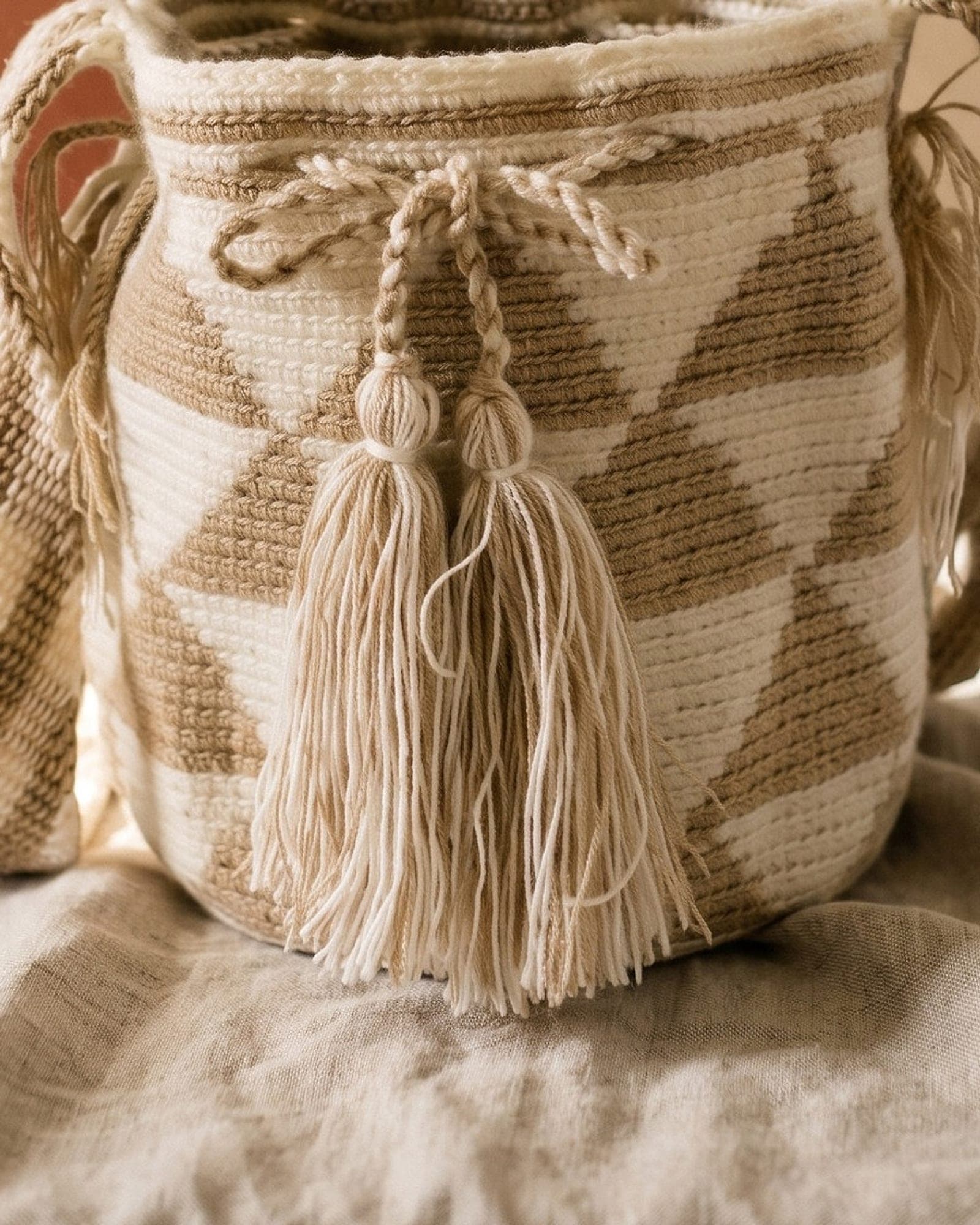 Detailaufnahme der Mochila: Gewebe, Muster und geflochtene Quasten aus der Nähe.