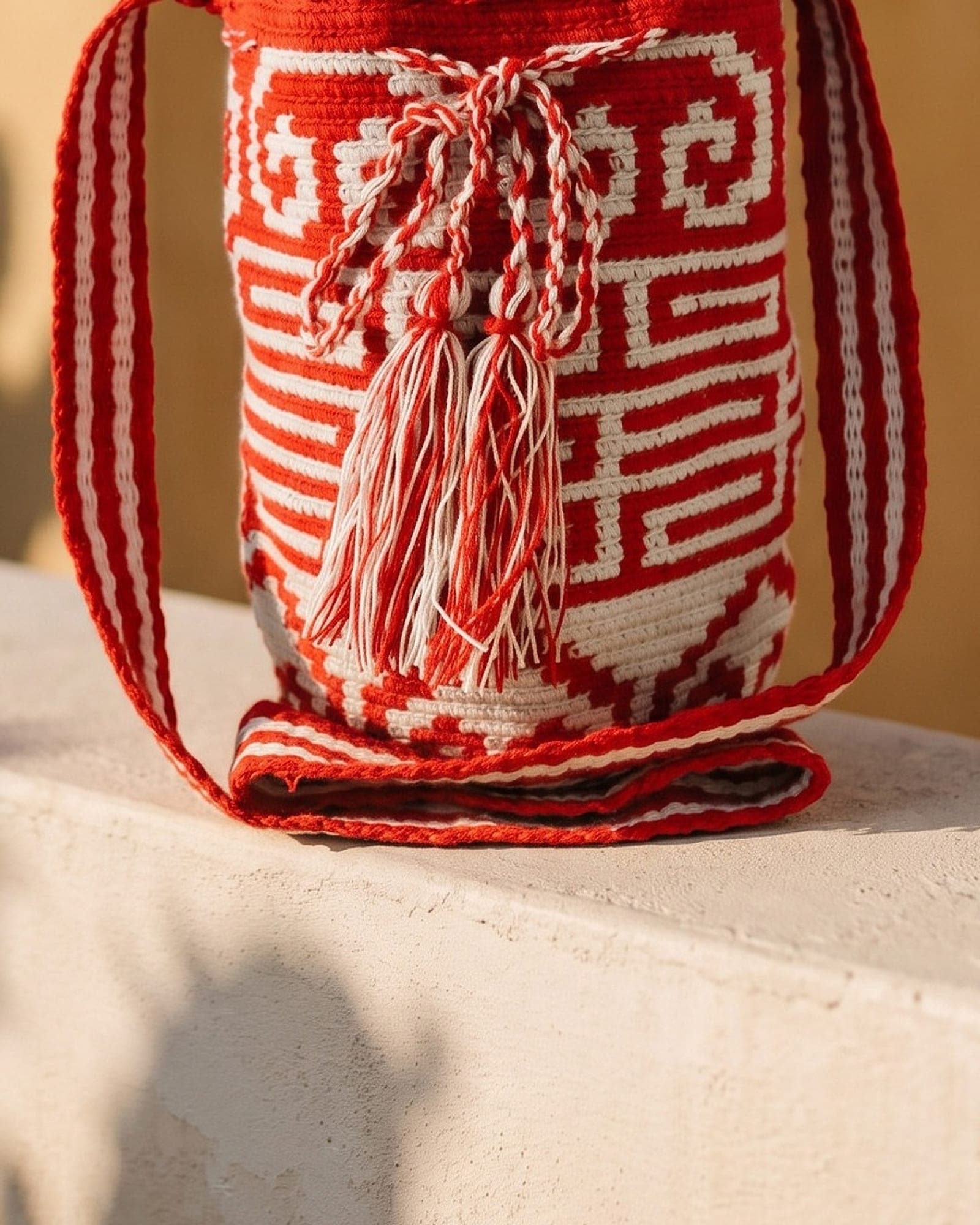 Detailaufnahme der Mochila: Gewebe, Muster und geflochtene Quasten aus der Nähe.