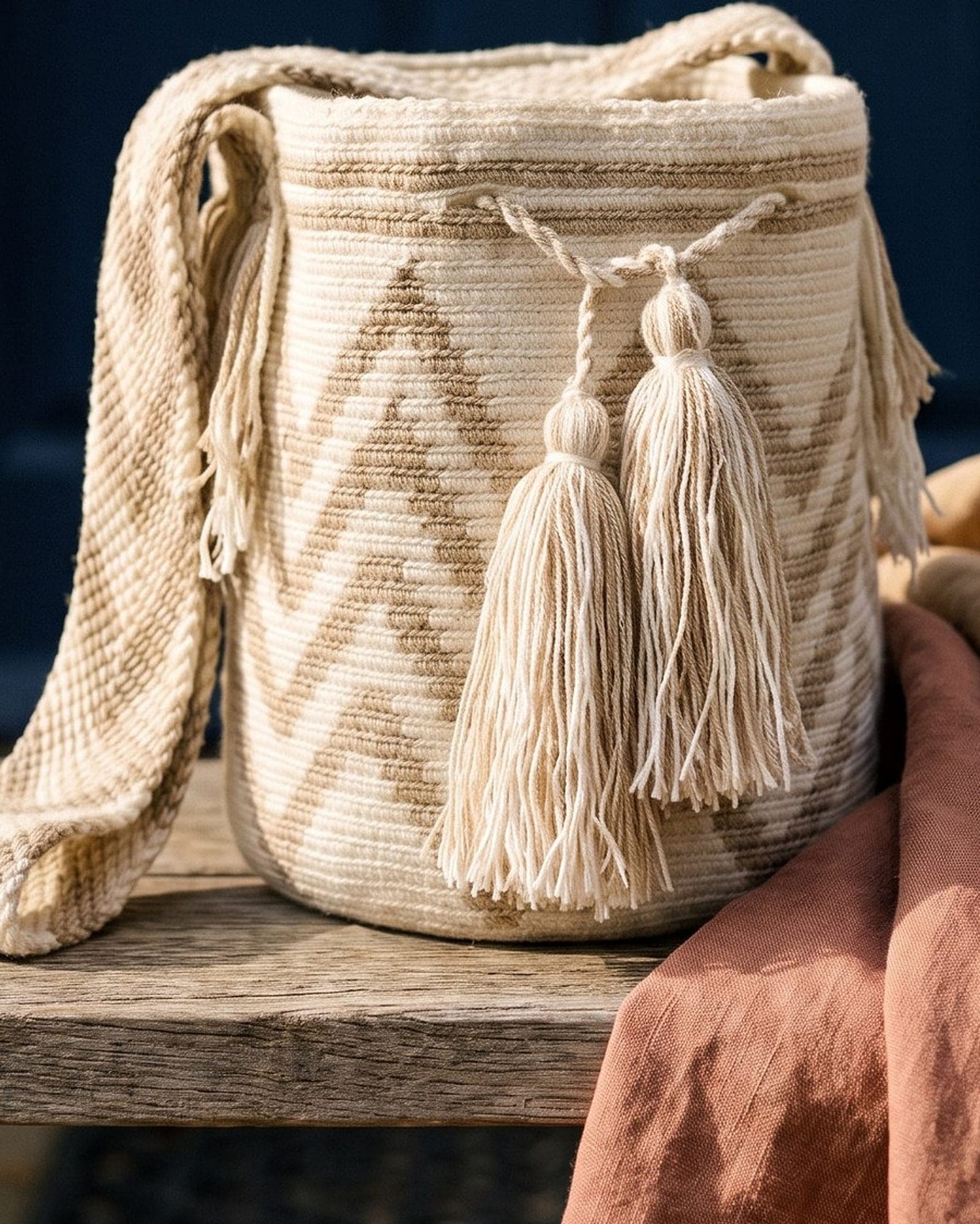 Detailaufnahme der Mochila: Gewebe, Muster und geflochtene Quasten aus der Nähe.