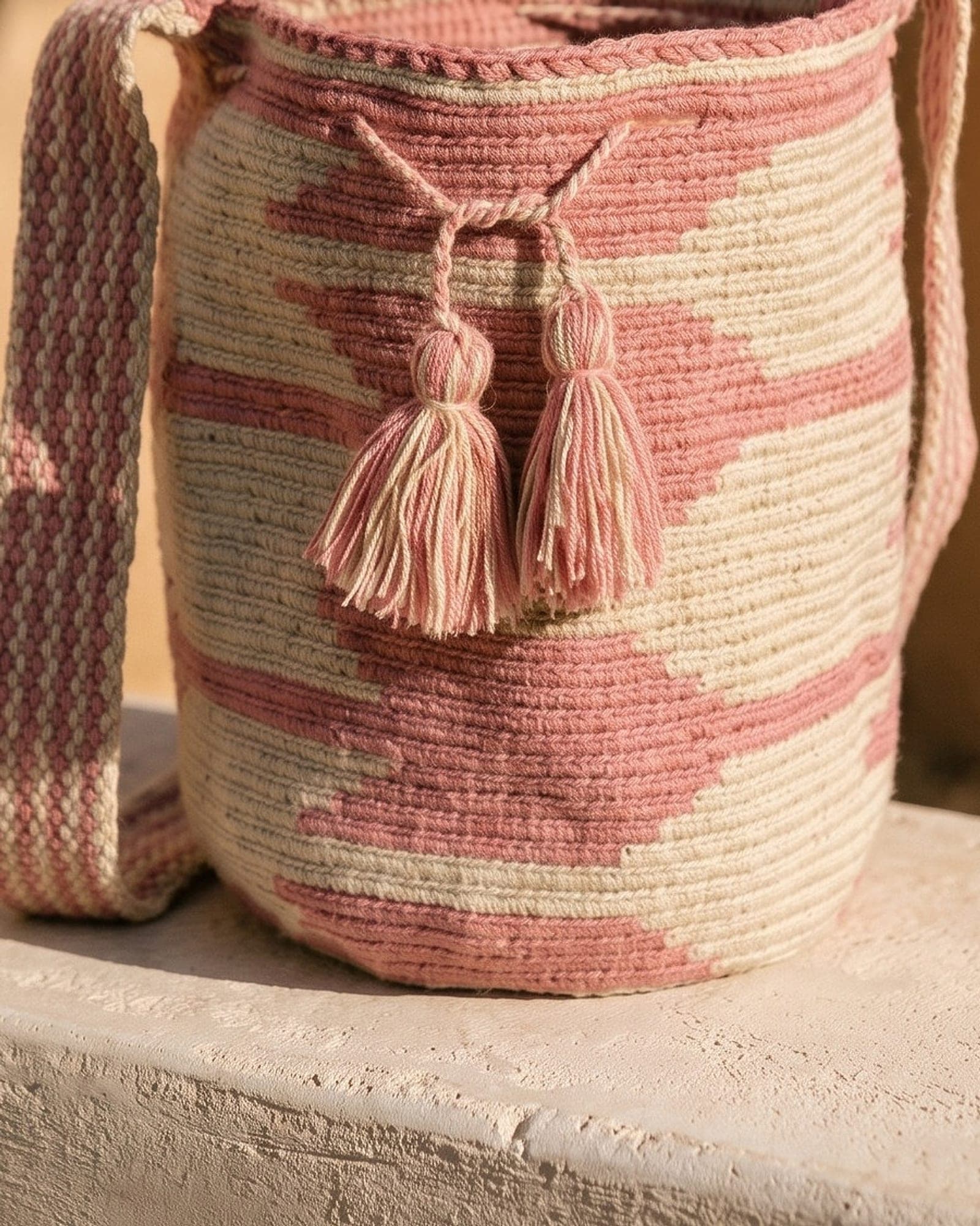 Detailaufnahme der Mochila: Gewebe, Muster und geflochtene Quasten aus der Nähe.