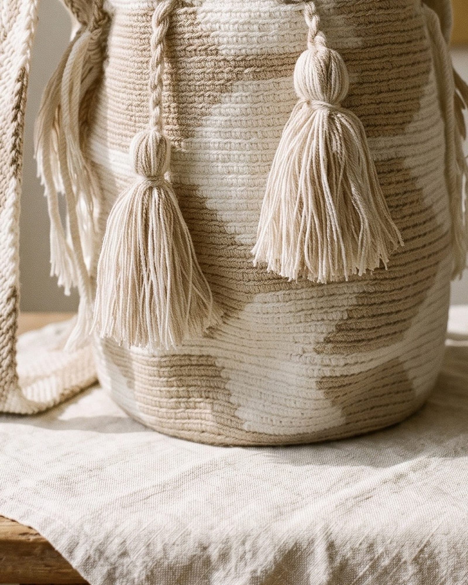 Detailaufnahme der Mochila: Gewebe, Muster und geflochtene Quasten aus der Nähe.