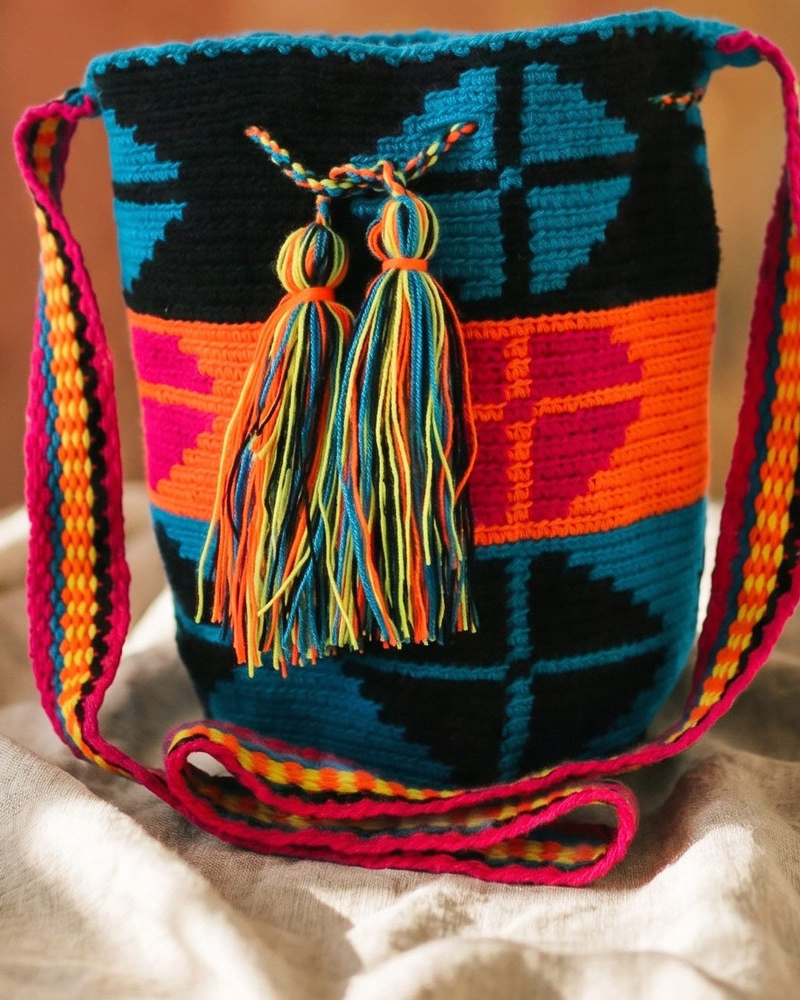 Detailaufnahme der Mochila: Gewebe, Muster und geflochtene Quasten aus der Nähe.