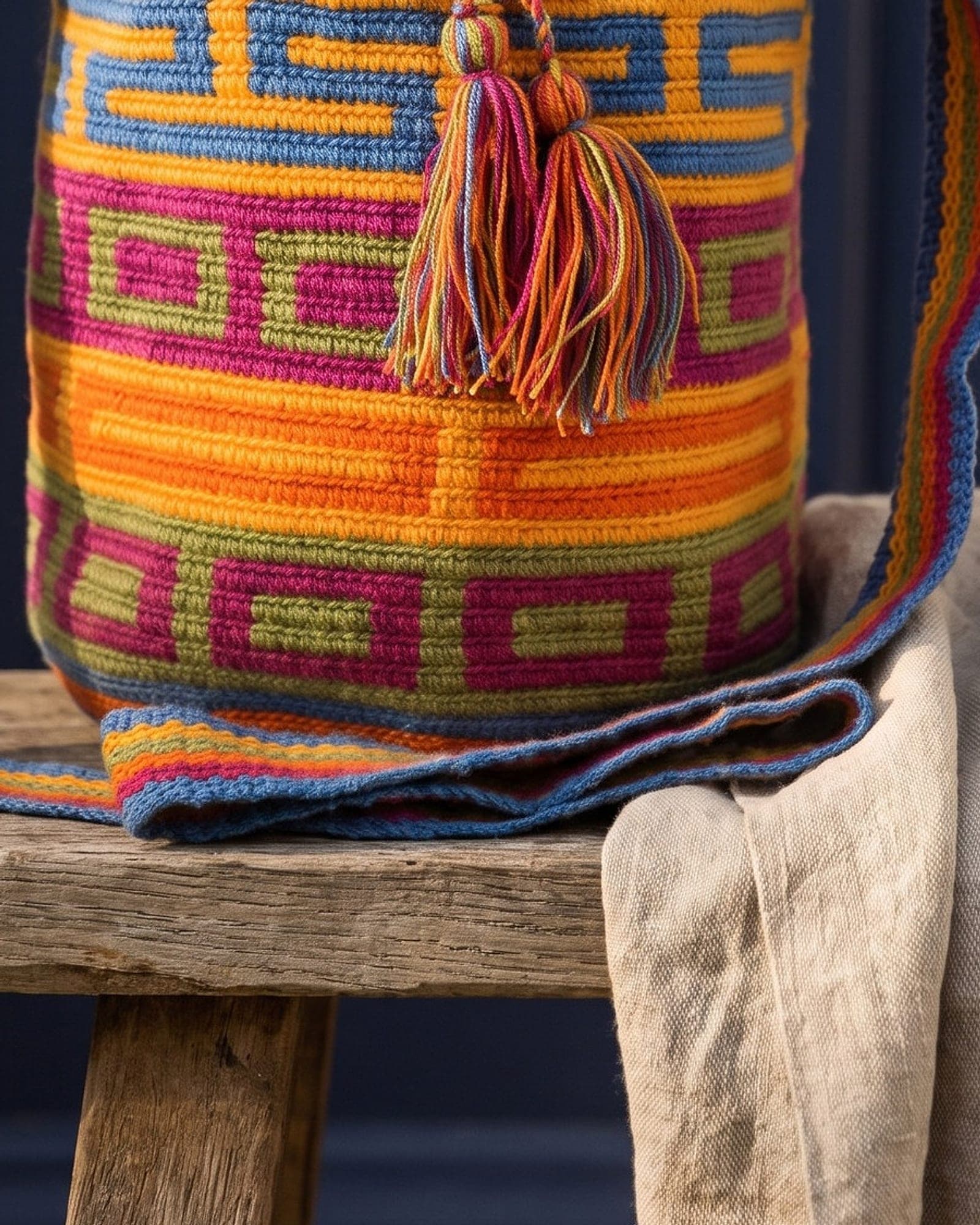 Detailaufnahme der Mochila: Gewebe, Muster und geflochtene Quasten aus der Nähe.
