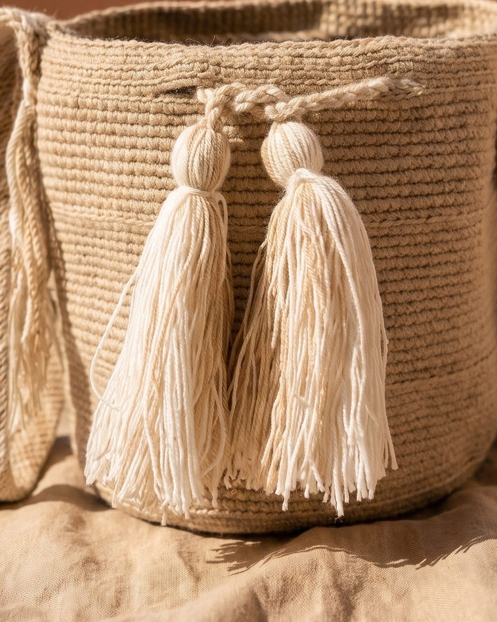 Detailaufnahme der Mochila: Gewebe, Muster und geflochtene Quasten aus der Nähe.