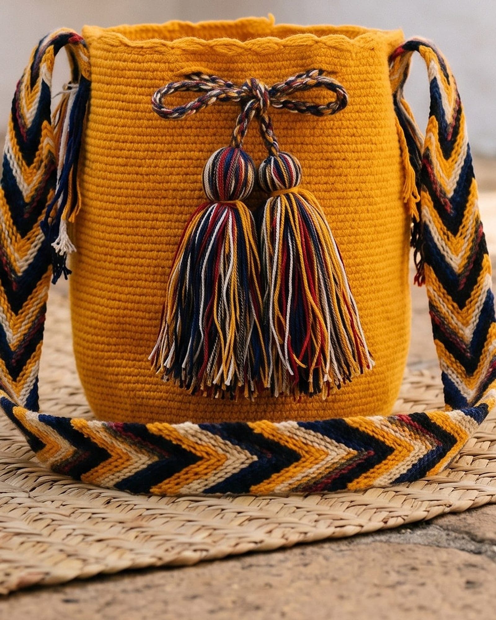 Detailaufnahme der Mochila: Gewebe, Muster und geflochtene Quasten aus der Nähe.