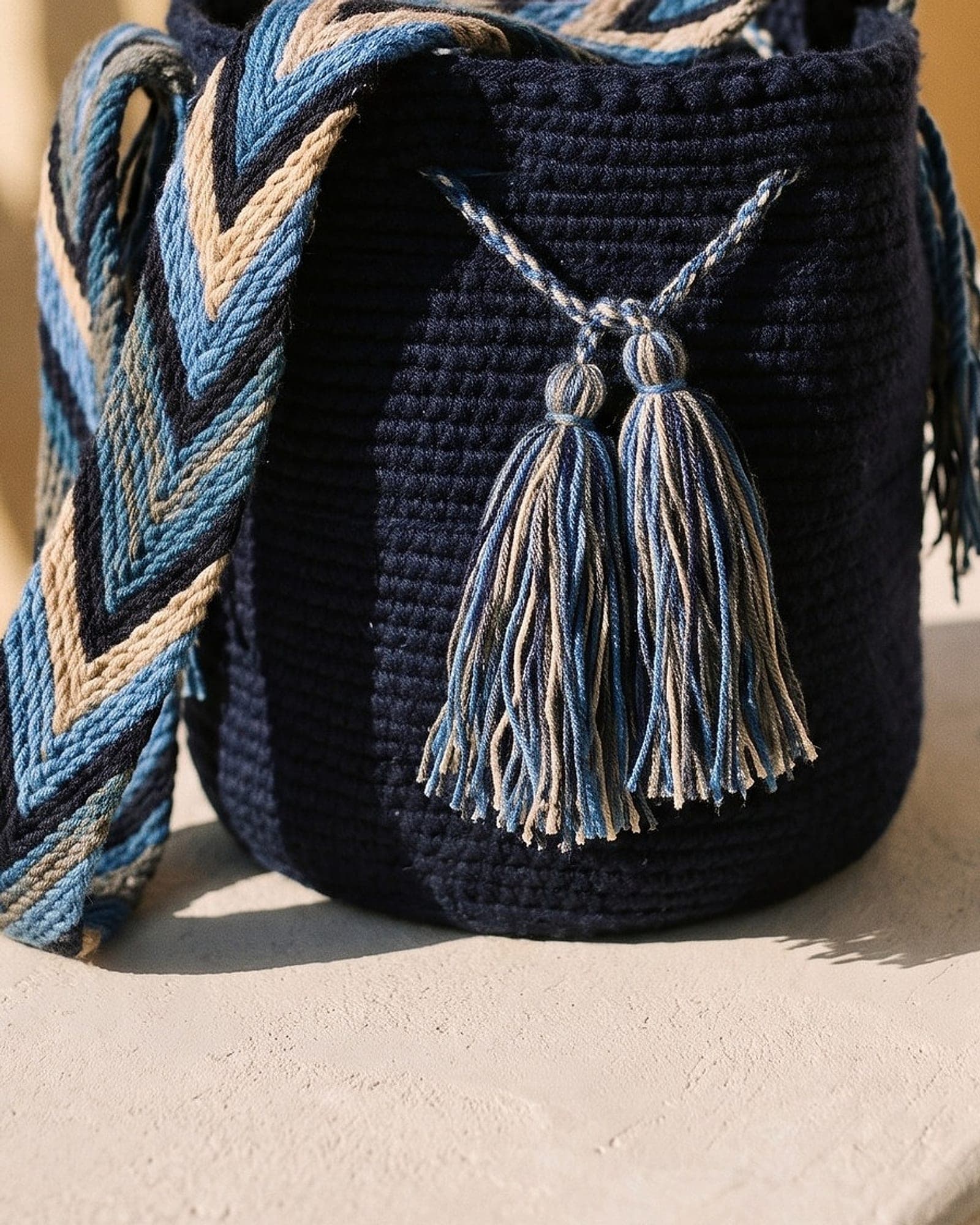 Detailaufnahme der Mochila: Gewebe, Muster und geflochtene Quasten aus der Nähe.