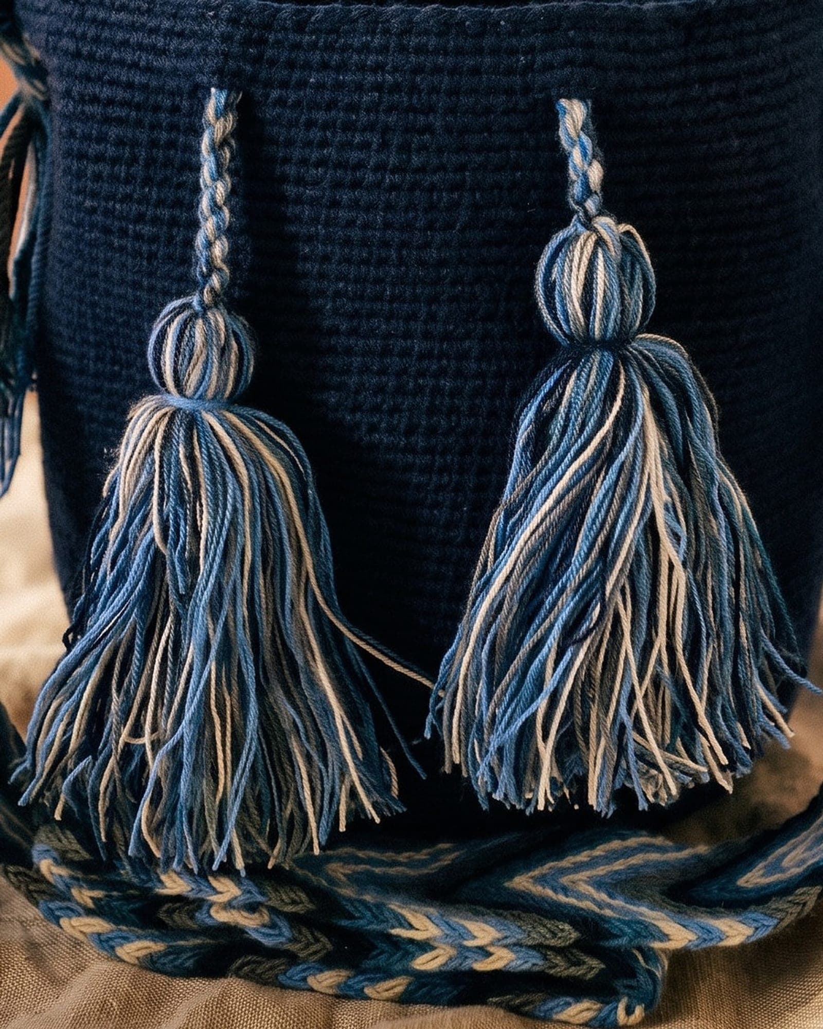 Detailaufnahme der Mochila: Gewebe, Muster und geflochtene Quasten aus der Nähe.