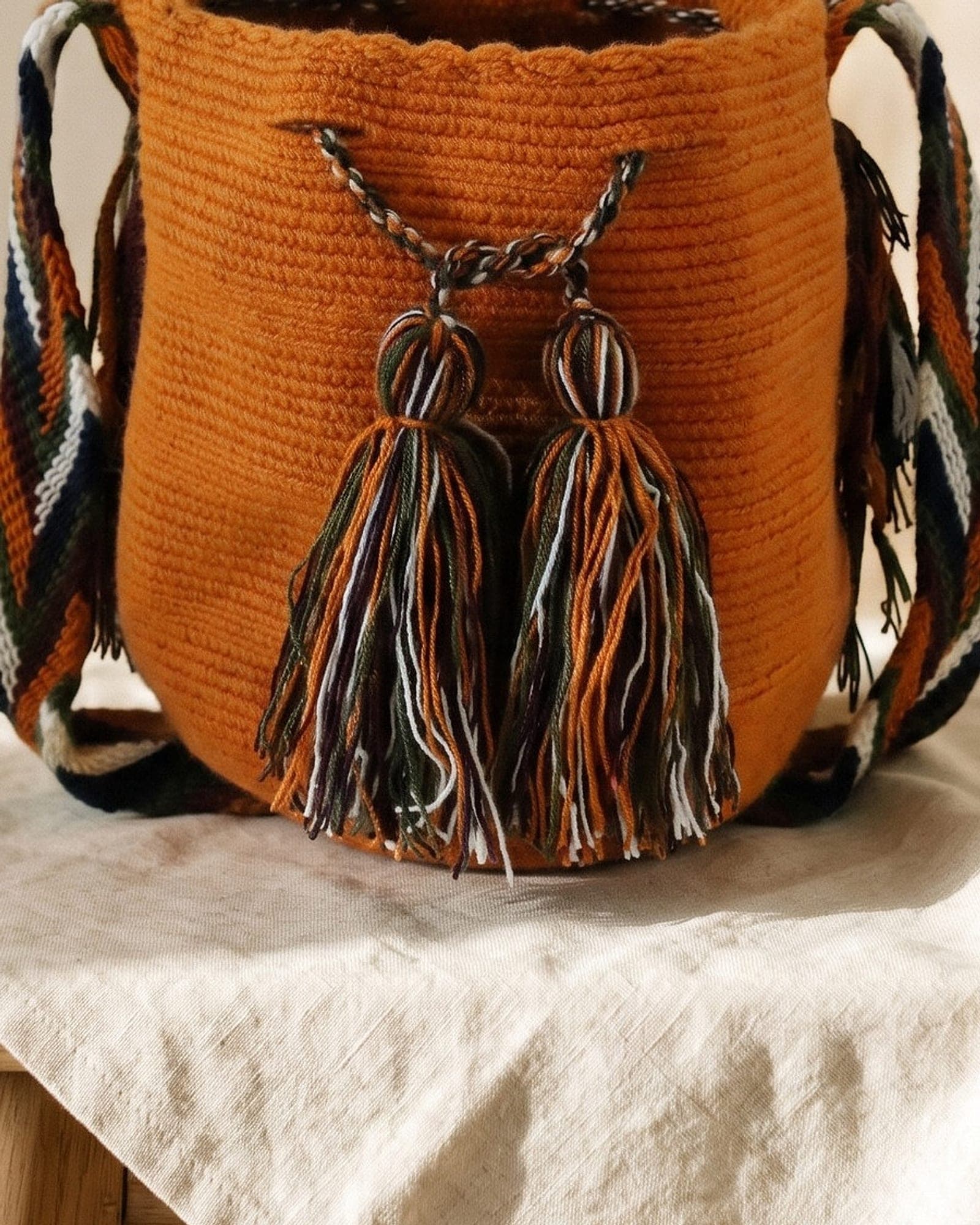 Detailaufnahme der Mochila: Gewebe, Muster und geflochtene Quasten aus der Nähe.