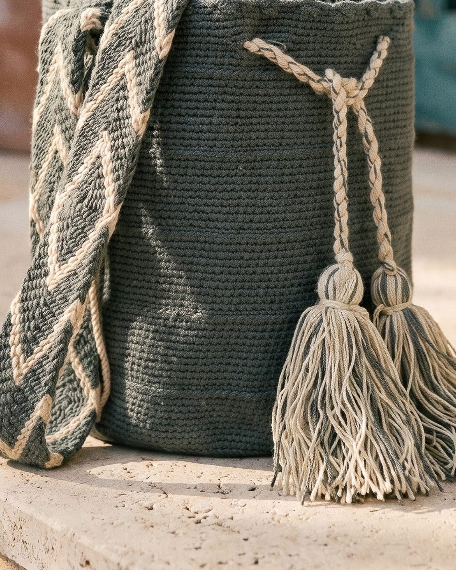 Detailaufnahme der Mochila: Gewebe, Muster und geflochtene Quasten aus der Nähe.