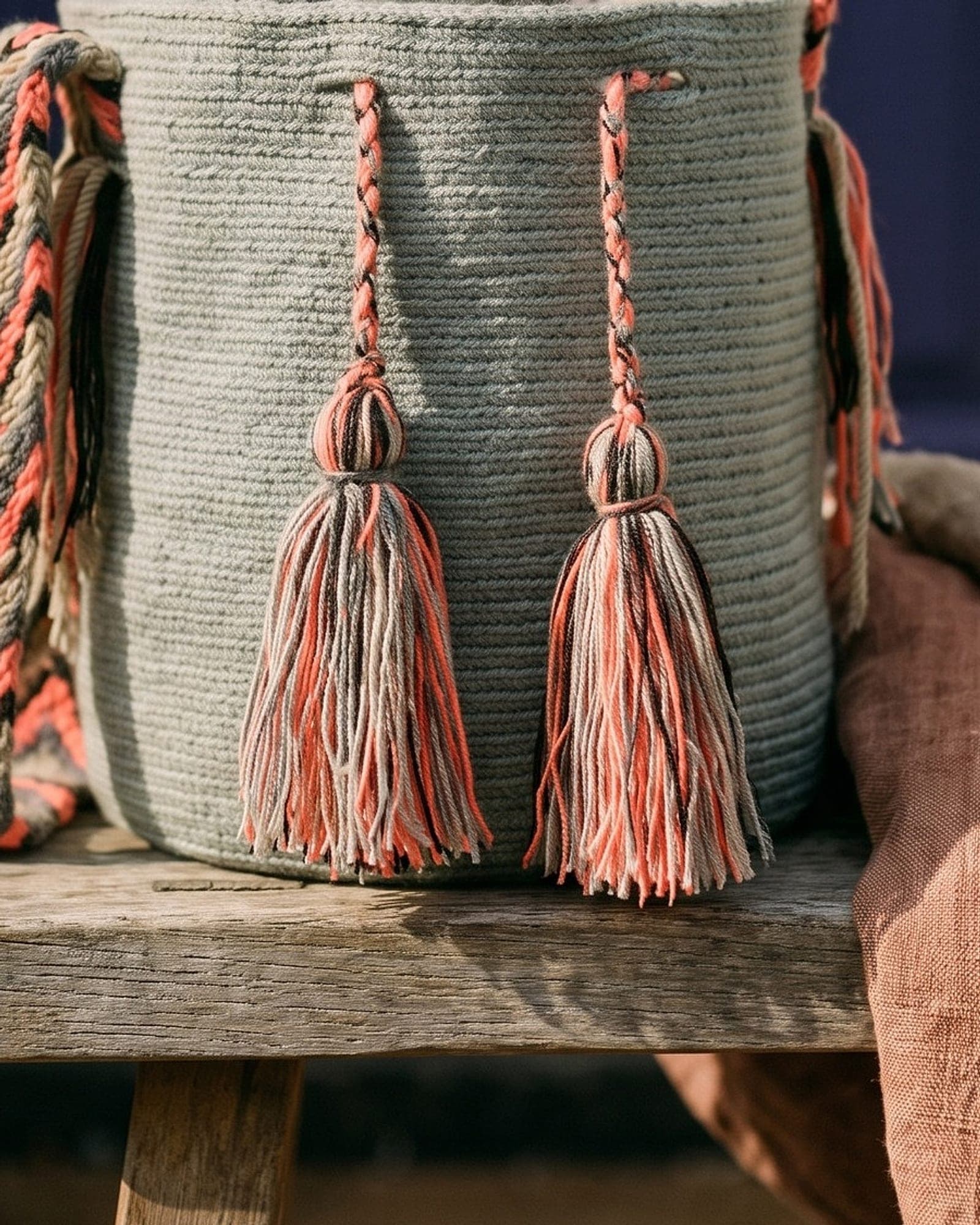 Detailaufnahme der Mochila: Gewebe, Muster und geflochtene Quasten aus der Nähe.