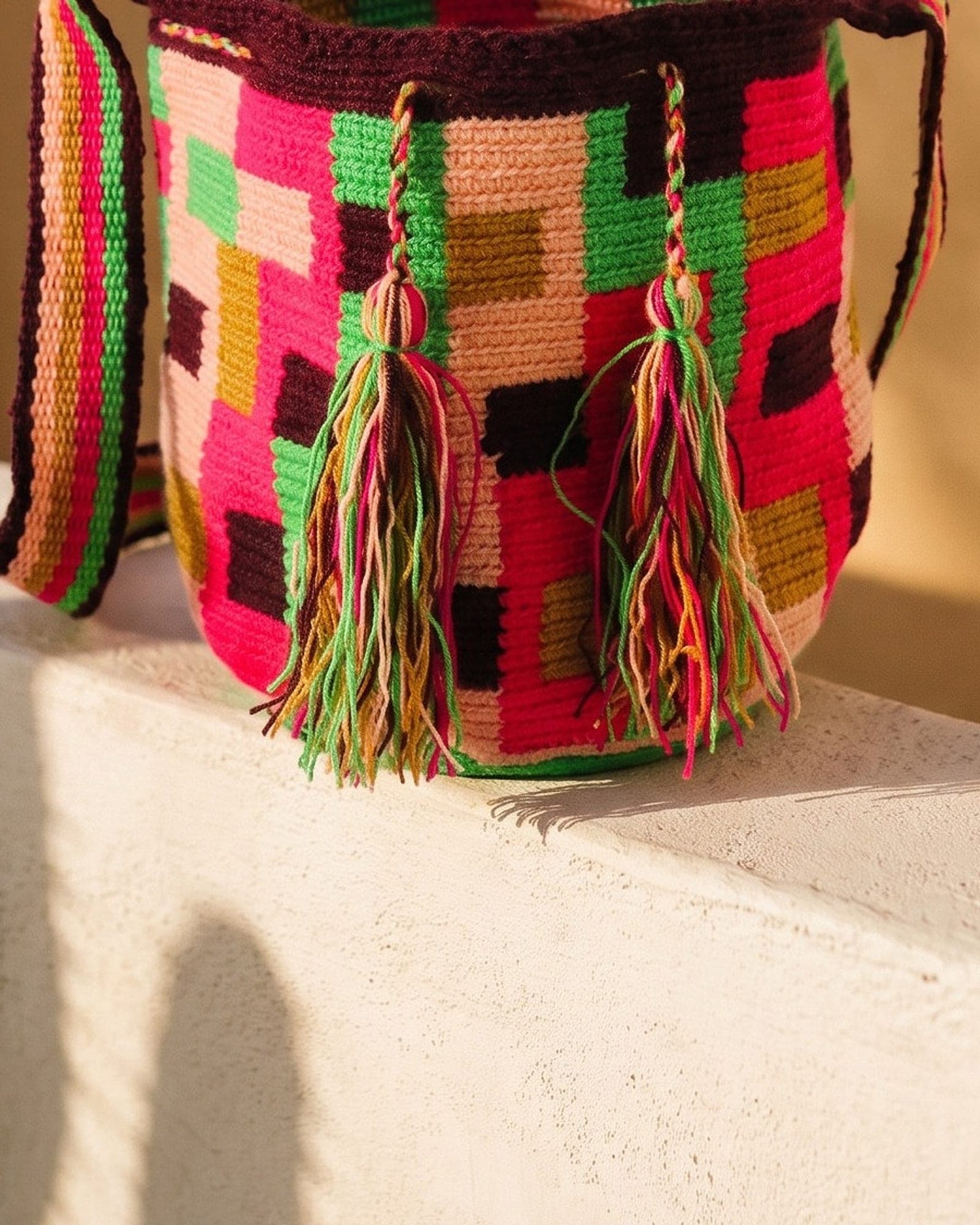 Detailaufnahme der Mochila: Gewebe, Muster und geflochtene Quasten aus der Nähe.