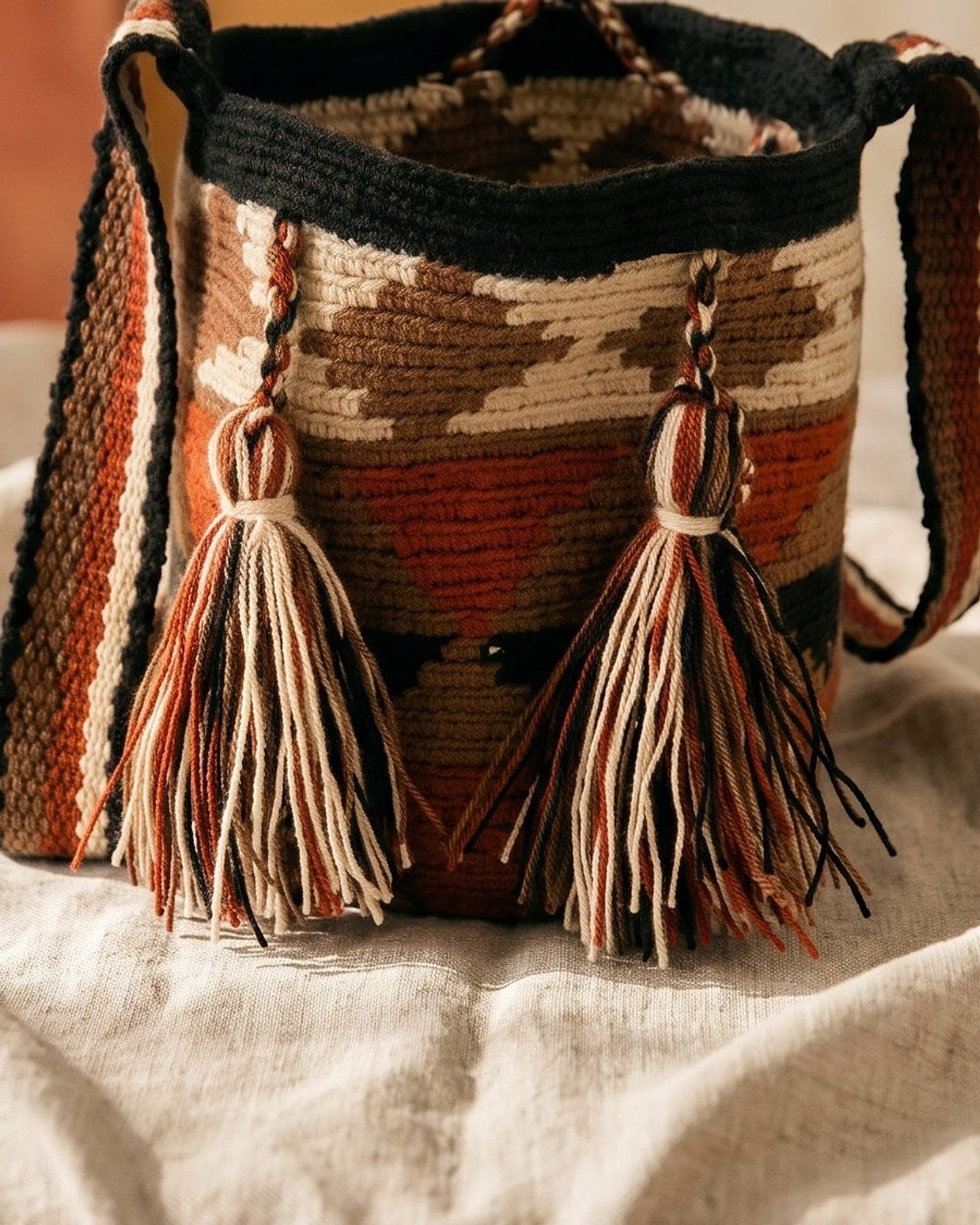Detailaufnahme der Mochila: Gewebe, Muster und geflochtene Quasten aus der Nähe.