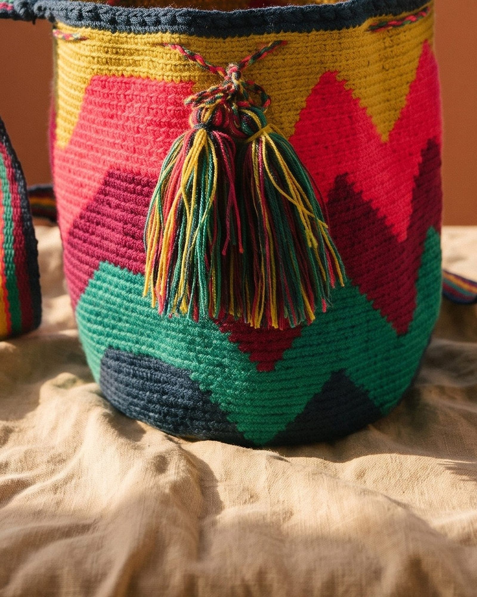 Detailaufnahme der Mochila: Gewebe, Muster und geflochtene Quasten aus der Nähe.